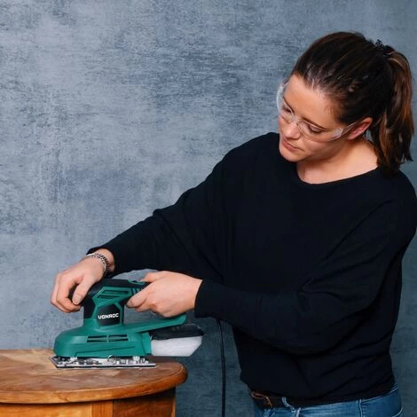 VONROC Ponceuse Vibrante 240W – 90x187mm – Boîtier De Récupération De Poussière Et 12 Feuilles Abrasives Inclus 4 VONROC Ponceuse Vibrante 240W – 90x187mm – Boîtier De Récupération De Poussière Et 12 Feuilles Abrasives Inclus – Image 2